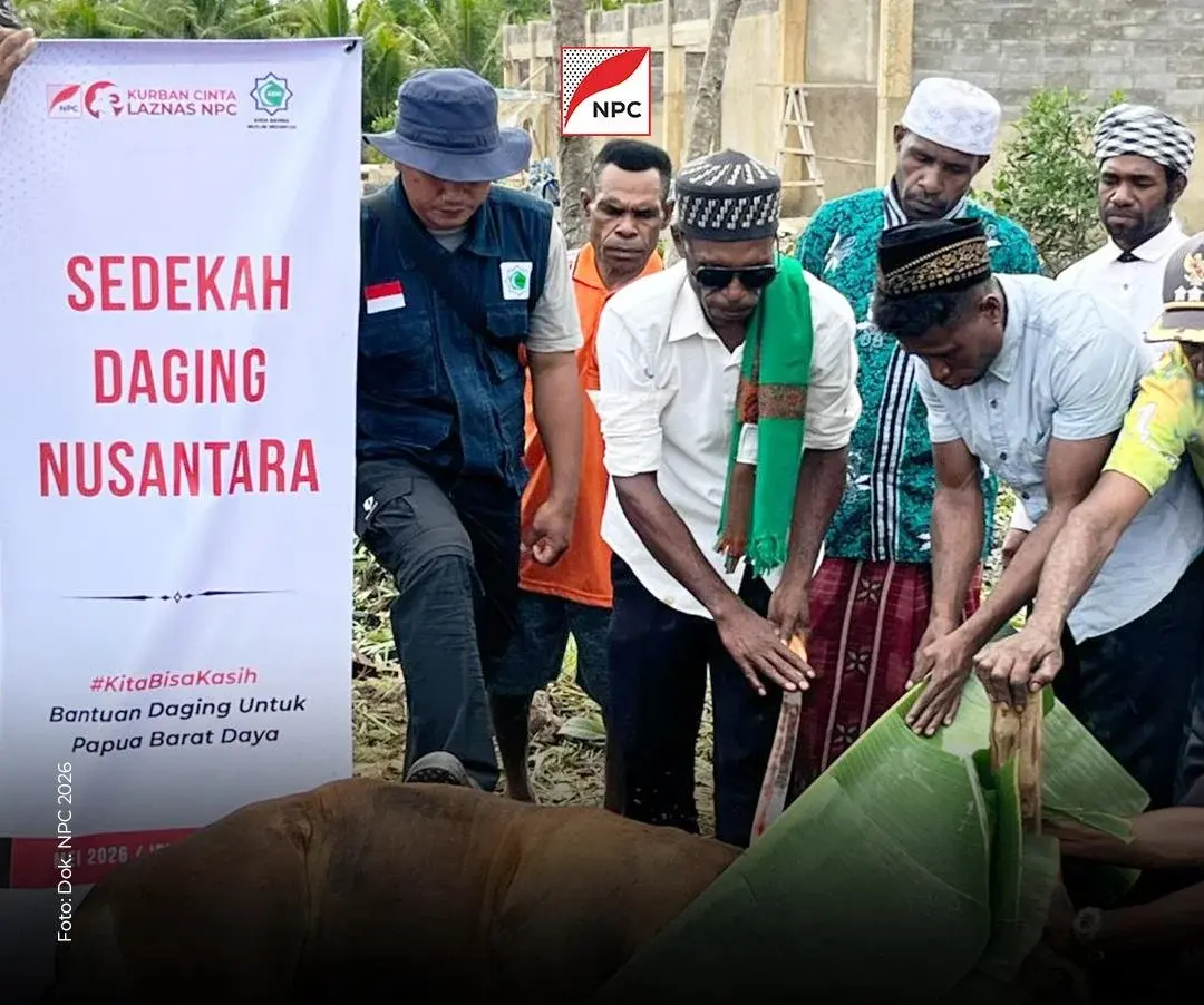 Relawan dan warga menerima daging kurban dari NPC di Sorong