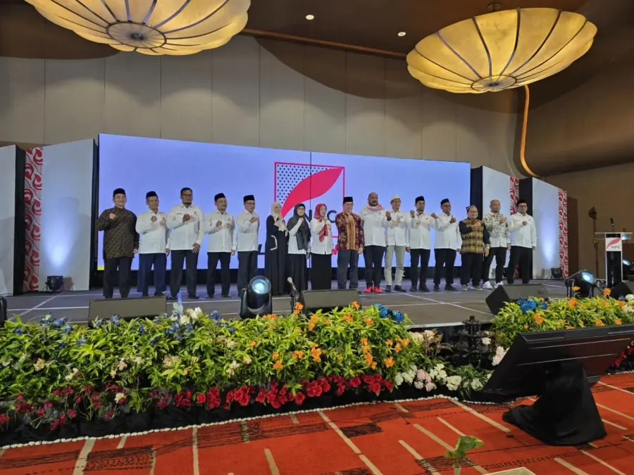 Pengurus NPC berdiri di panggung acara peluncuran NPC sebagai LAZNAS