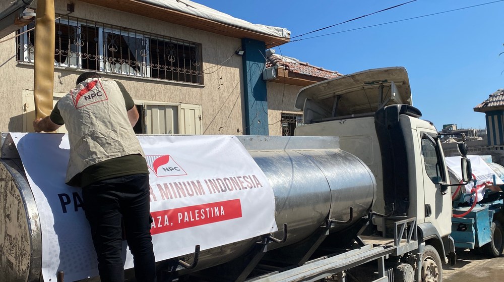 Relawan NPC di samping truk tangki air Pabrik Air Minum Indonesia, Gaza