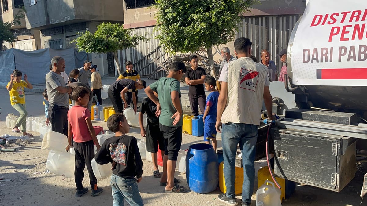 Warga mengantre jeriken saat distribusi air dari truk tangki Pabrik Air Minum NPC