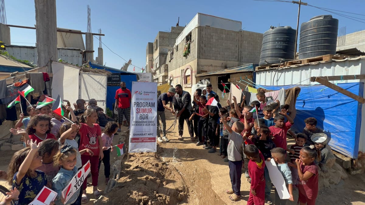 Warga dan anak-anak menyaksikan pembangunan sumur bor NPC di Jalur Gaza, 2025