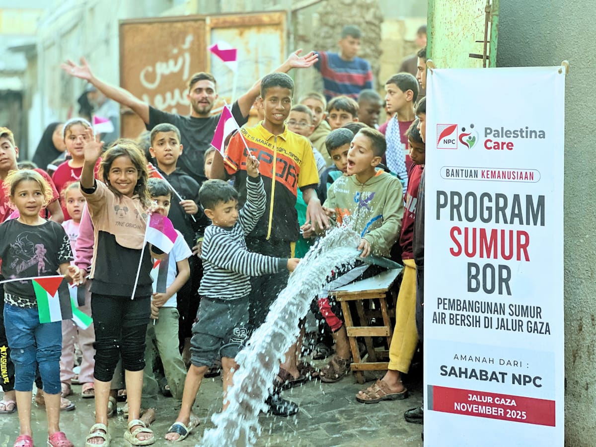 Anak-anak bersorak saat air sumur bor NPC mengalir, November 2025