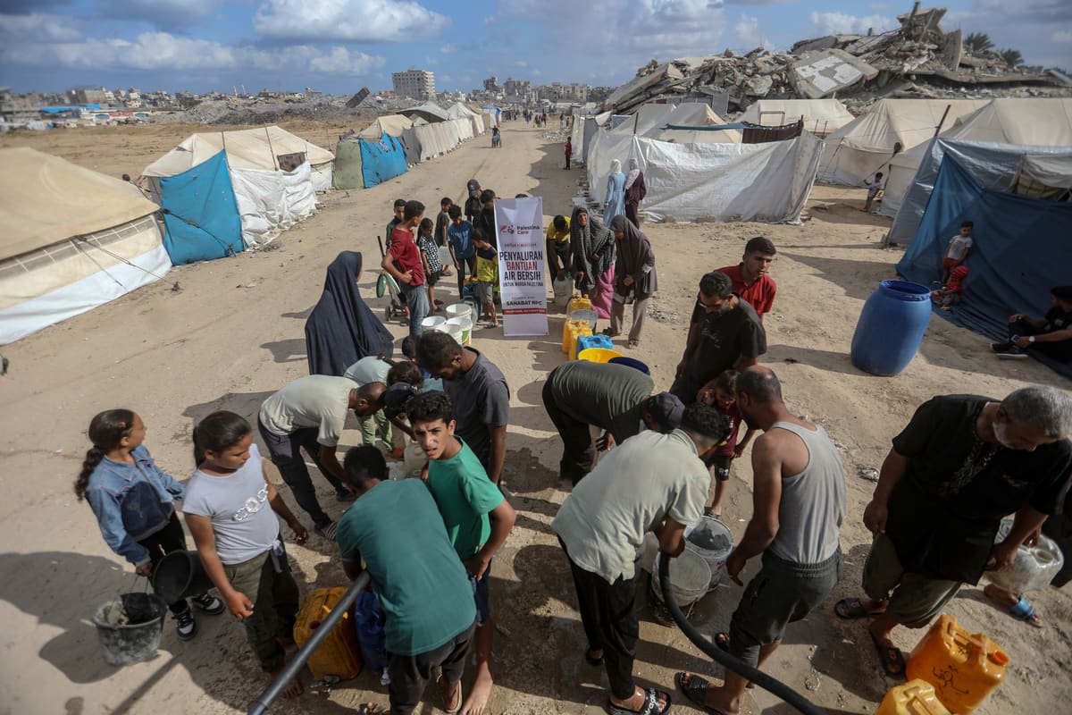 Penyaluran bantuan air bersih di kamp pengungsian tenda Gaza