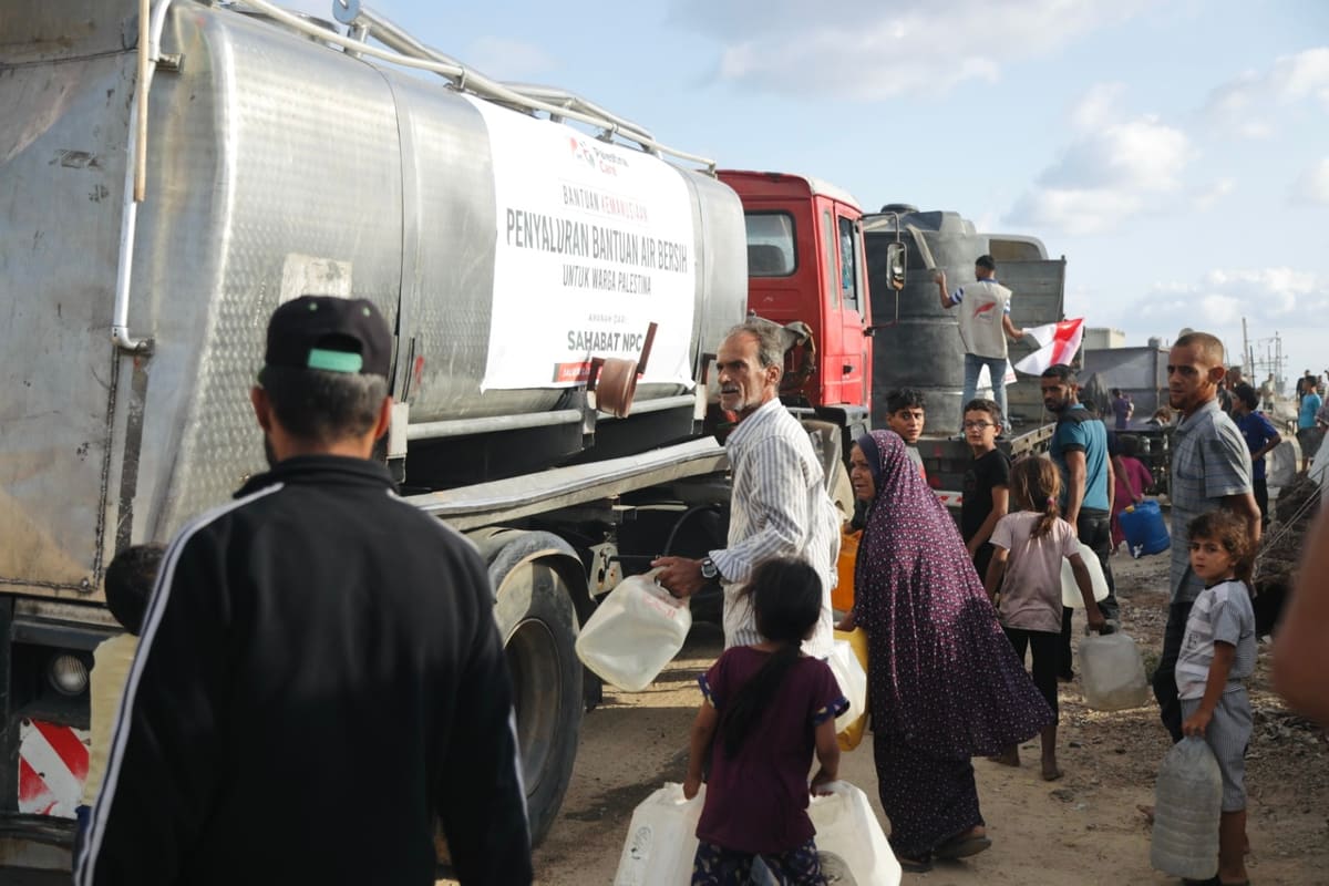 Truk tangki penyaluran bantuan air bersih untuk warga Palestina