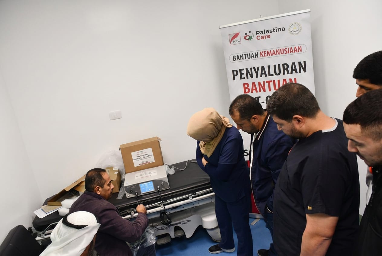 Petugas medis memeriksa alat bedah bantuan NPC di Tepi Barat