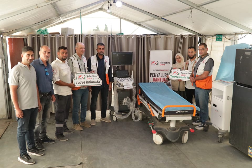 Tim Palestina Care dan petugas medis bersama alat USG di Nuseirat Camp