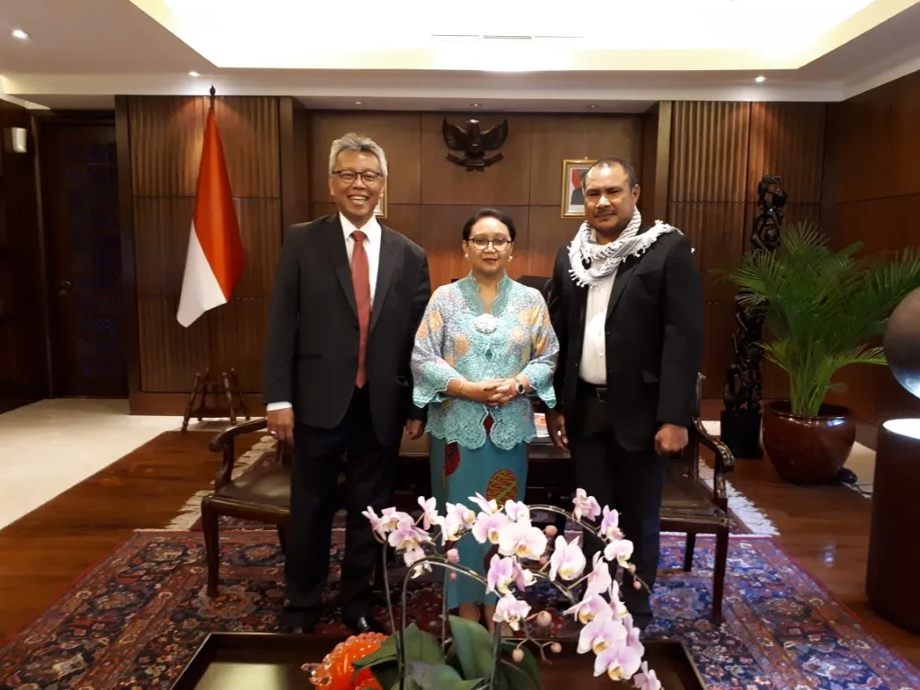 Foto bersama Retno Marsudi, mantan Menteri Luar Negeri, dan Andi Rachmianto di ruang kerja resmi